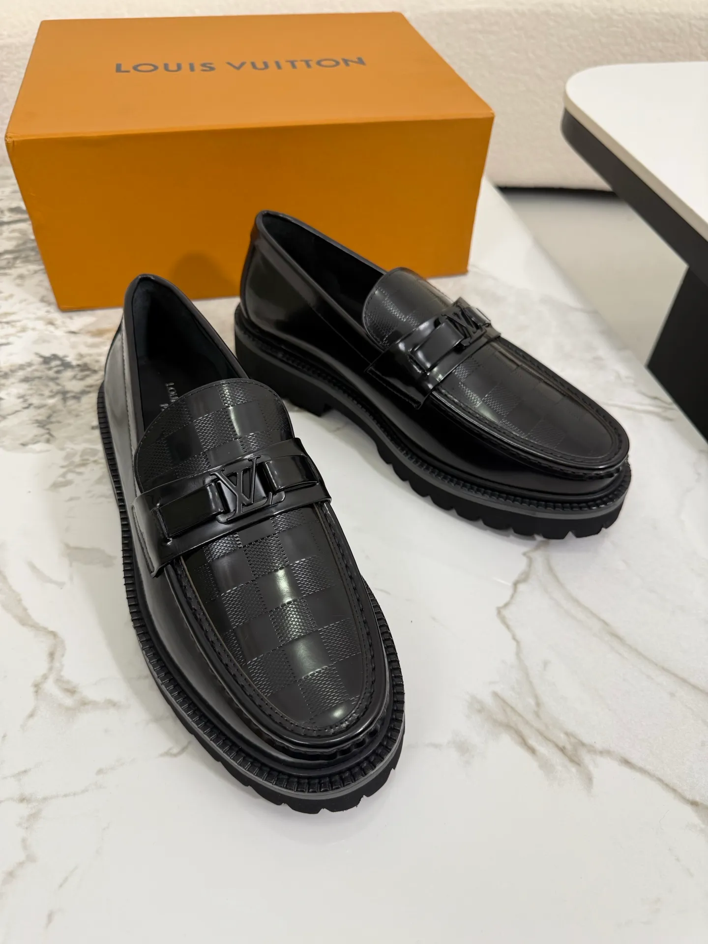 [L Family] Top P: 800💰 ▪️Size: 39-44 (38.45 custom-made) The top male god leather shoes Lv series are sold at the same time with original factory configuration, original cowhide fabric imported from Italy, soft and comfortable, imported water-dyed cow lining, soles: original ultra-light French foam outsole super comfortable, original factory with single goods 🔍🔍high quality, can be entered and exited at will, welcome to compare and synchronize.
